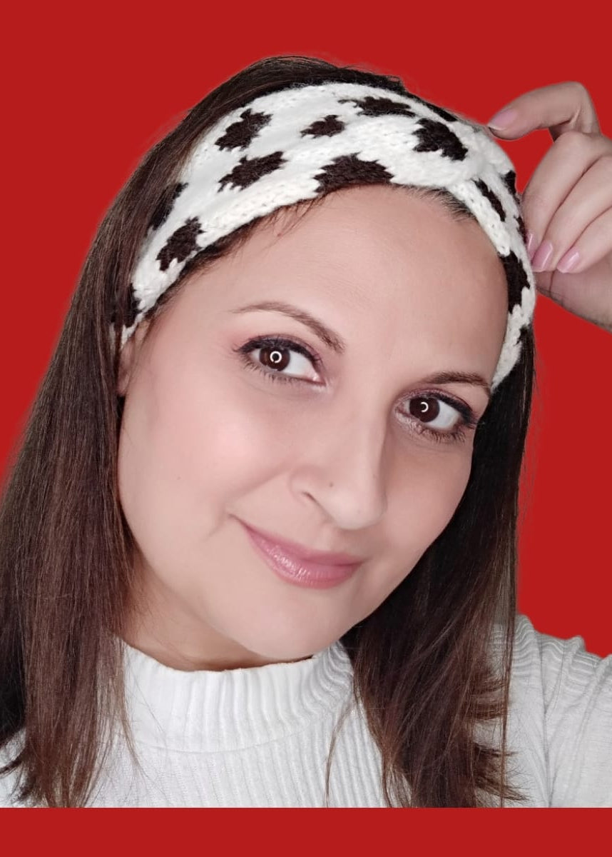 Detalle de colocación de la diadema o turbante de punto estilo animal print.