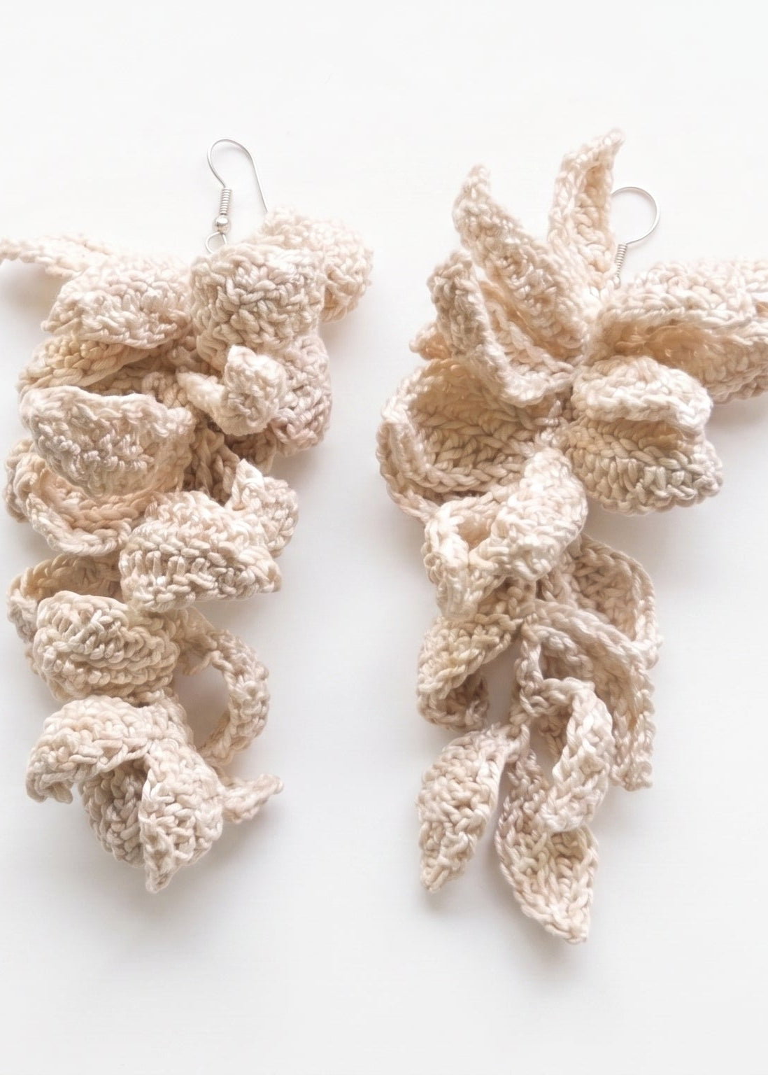 Monográfico de pendientes de ganchillo en forma de racimo hecho a mano en color marfil para monográfico de joyería de crochet