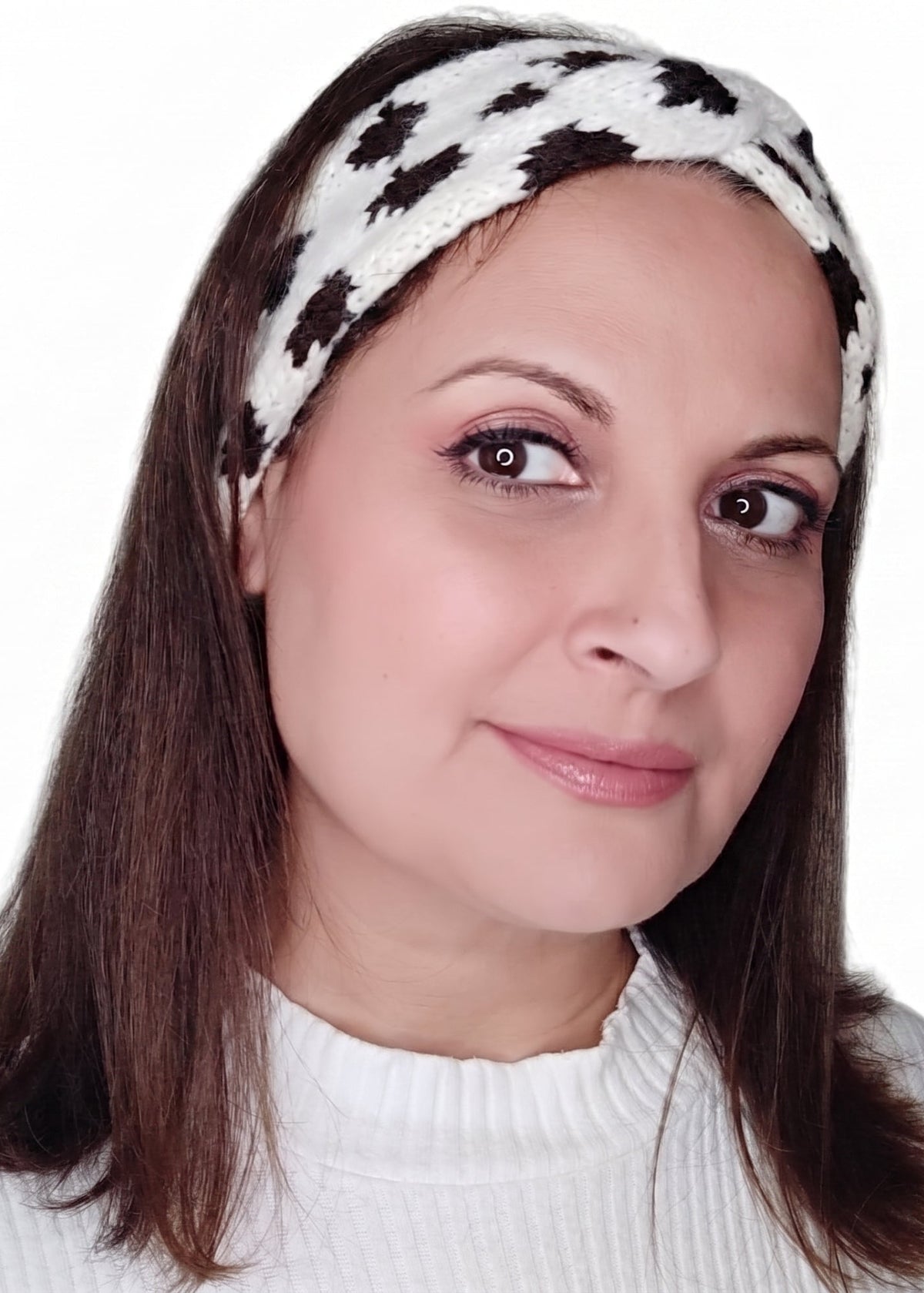 Modelo luciendo la diadema de punto tejida a mano con estampado animal print.