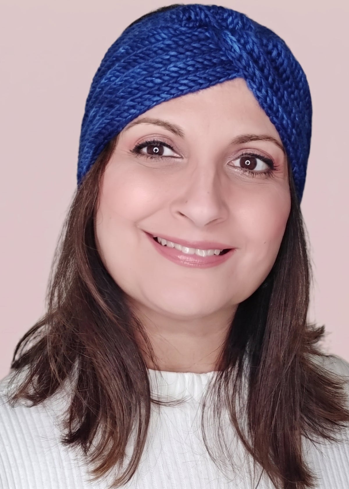 Modelo luciendo el turbante de crochet azul modelo Las Mil y Una Noches.